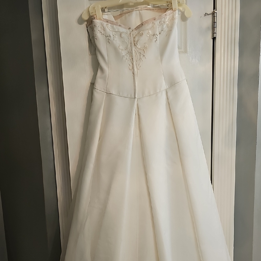 Elegant White Strapless Gown with Embroidery